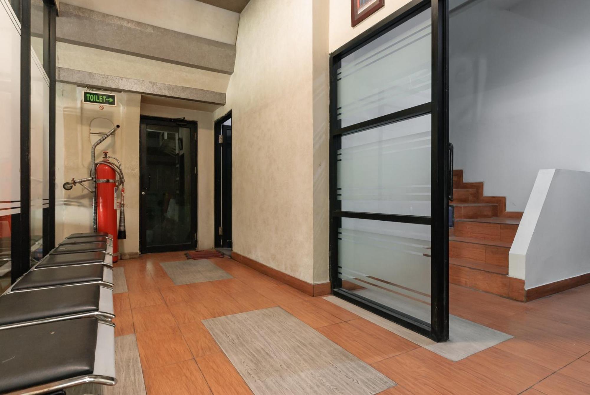 Reddoorz Near Mandaya Royal Hospital Puri Hotel Tangerang Exterior photo