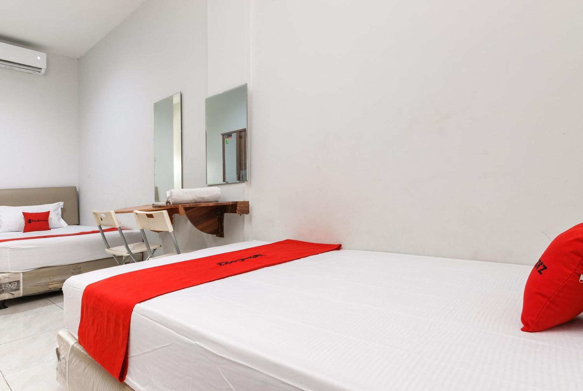 Reddoorz Near Mandaya Royal Hospital Puri Hotel Tangerang Exterior photo
