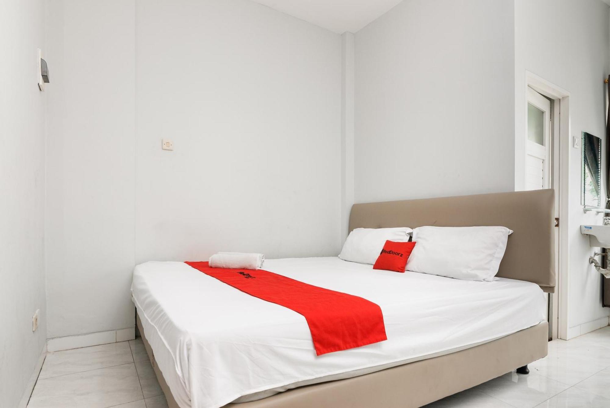 Reddoorz Near Mandaya Royal Hospital Puri Hotel Tangerang Exterior photo