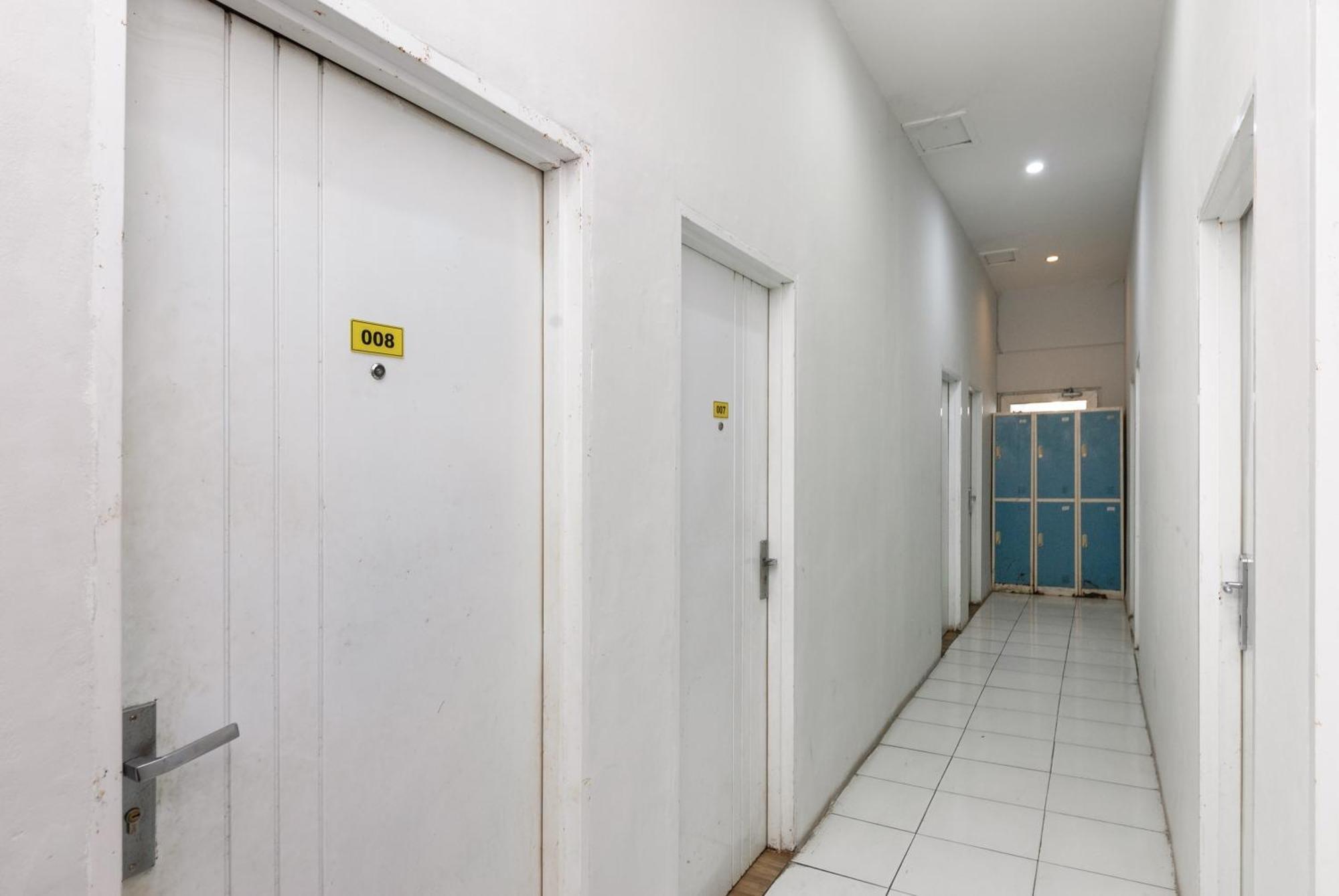 Reddoorz Near Mandaya Royal Hospital Puri Hotel Tangerang Exterior photo