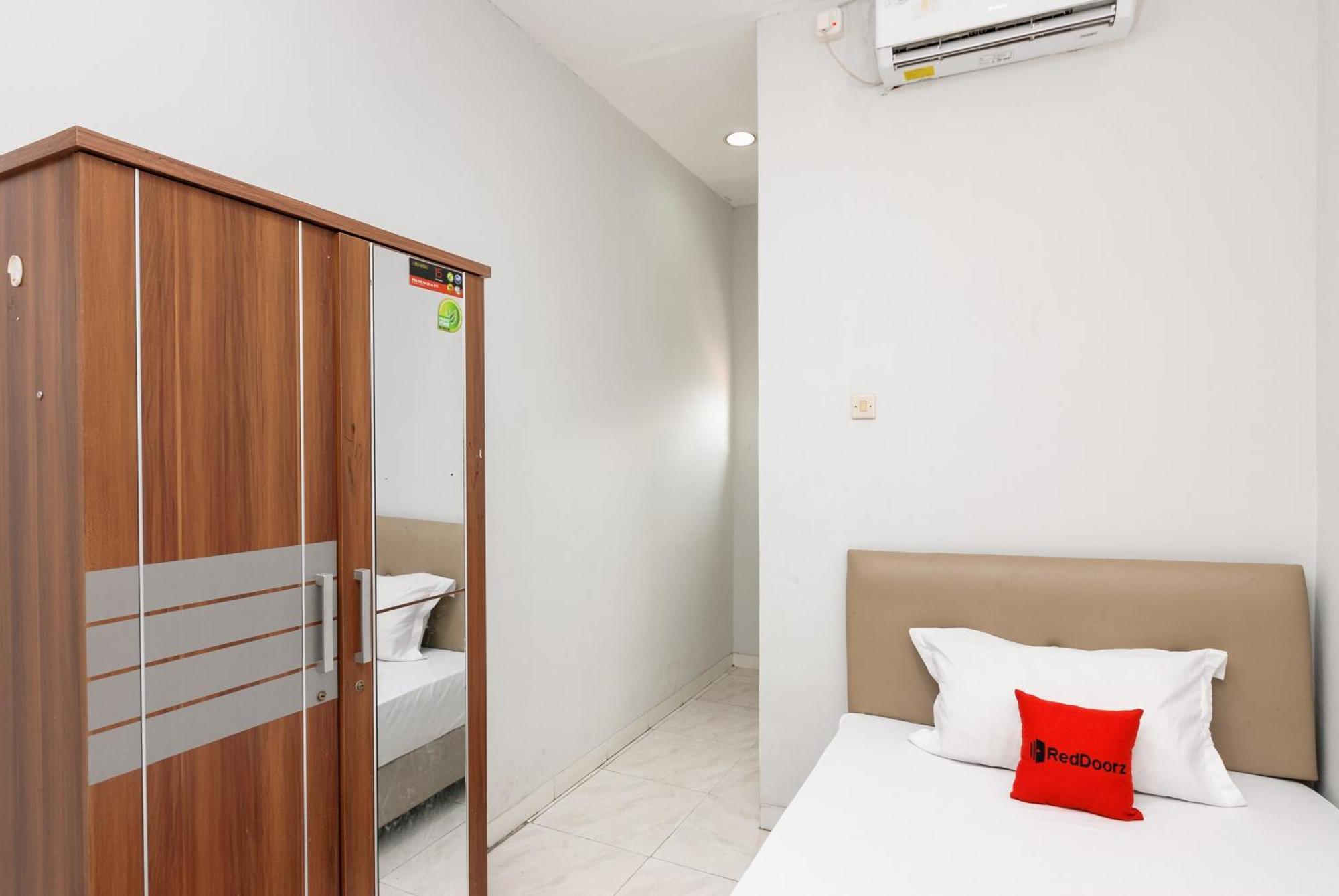 Reddoorz Near Mandaya Royal Hospital Puri Hotel Tangerang Exterior photo