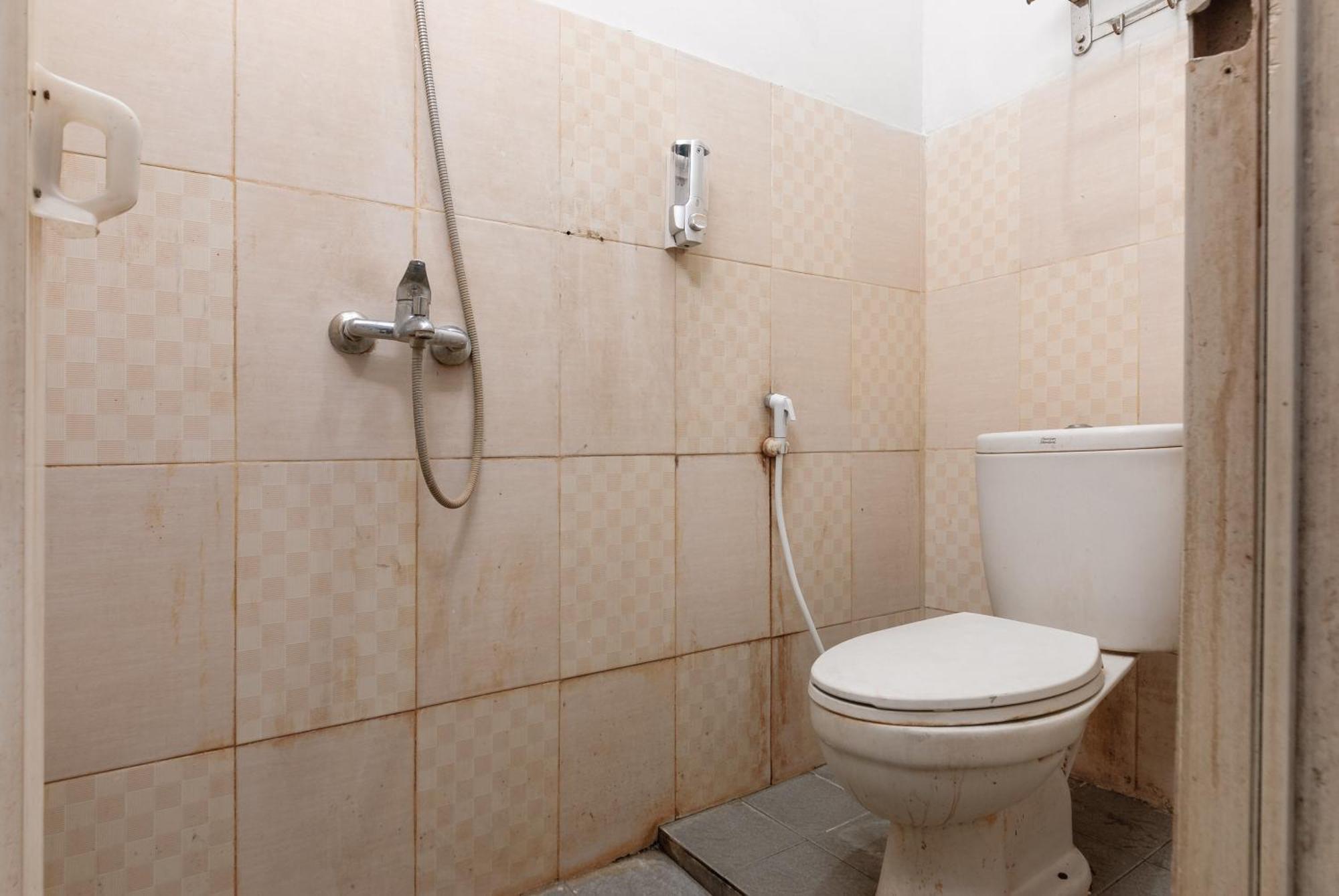 Reddoorz Near Mandaya Royal Hospital Puri Hotel Tangerang Exterior photo
